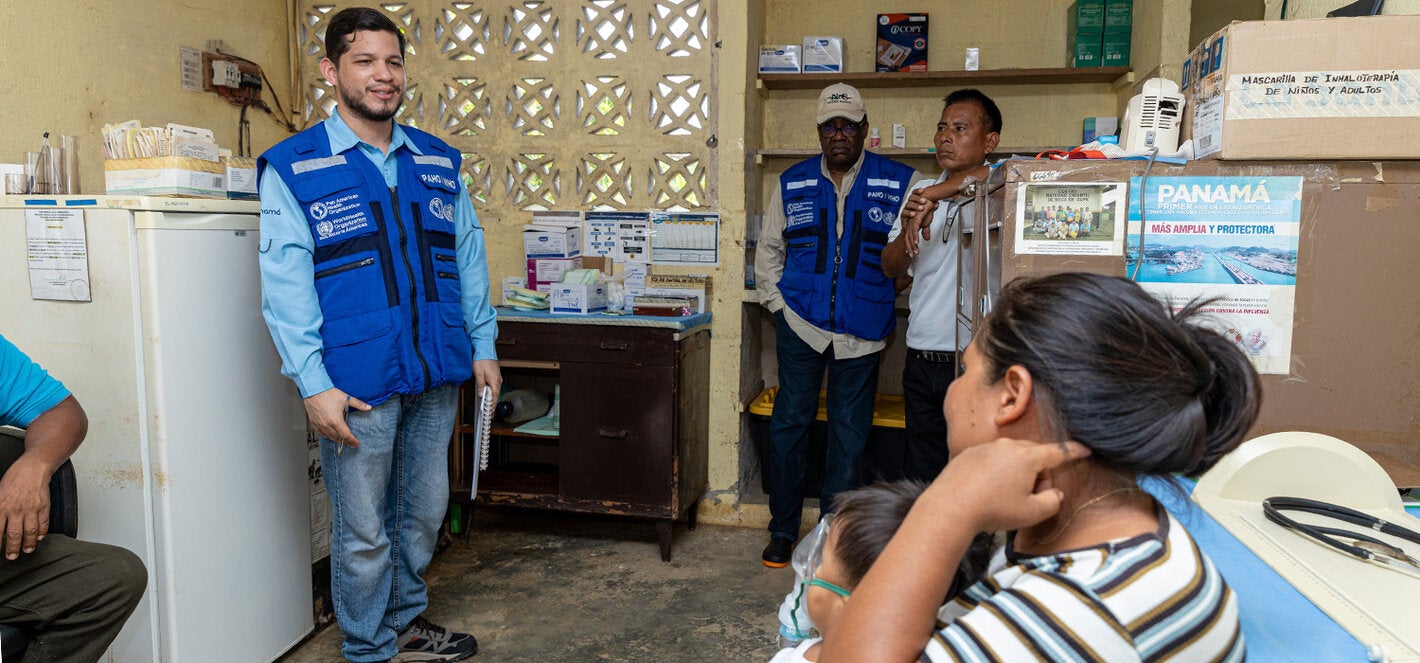 Fotografía que muestra personal de la OPS haciendo uso de la herramienta de Valoración de Condiciones Esenciales (VCE).