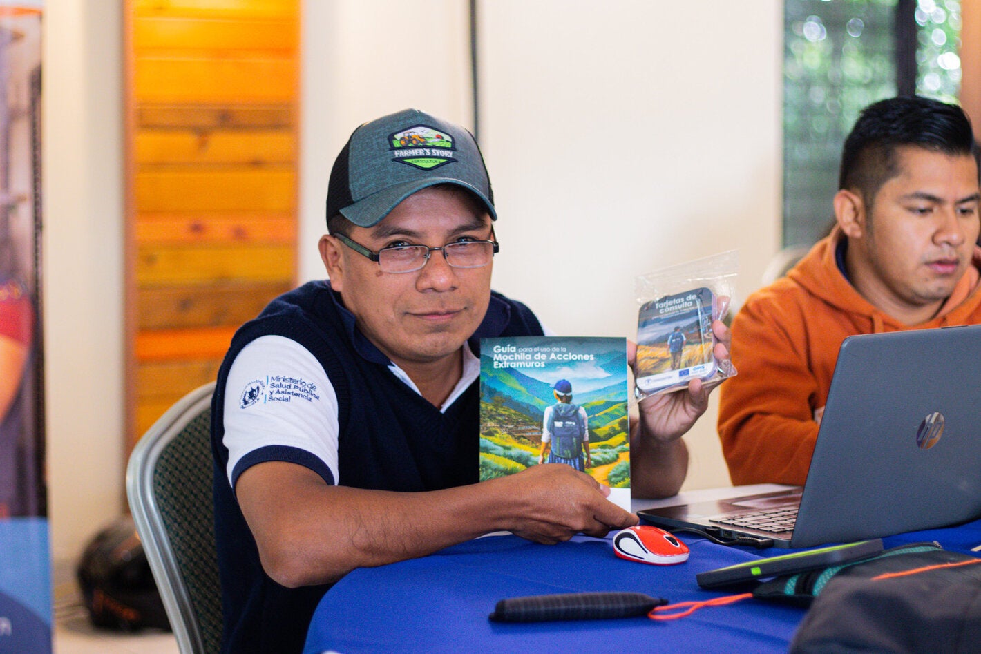 Un enfermero muestra la Guía de la Mochila de Acciones Extramuros y las tarjetas de consulta