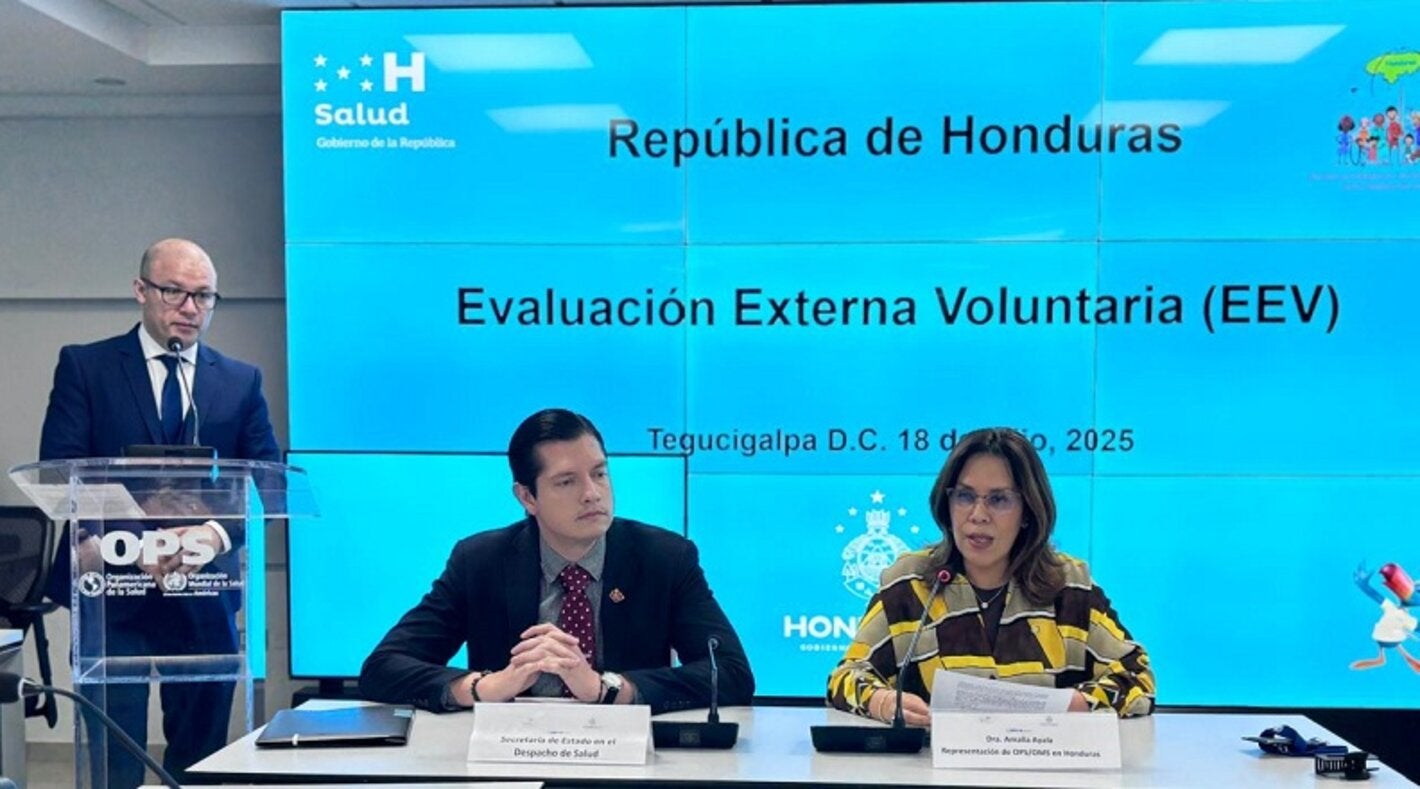 autoridades de salud y ops reciben el informe de EEV