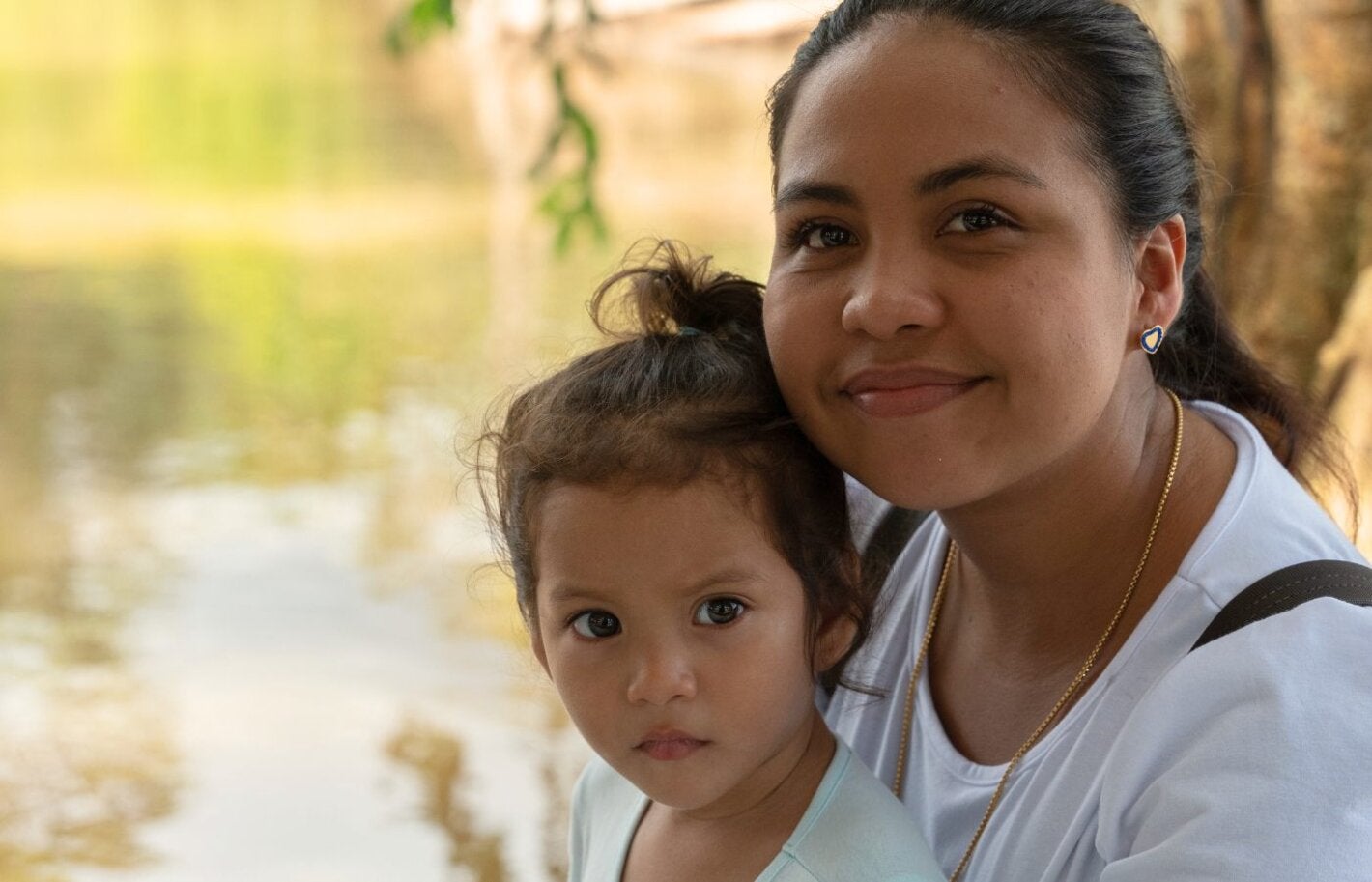 Mujer con niña en brazos