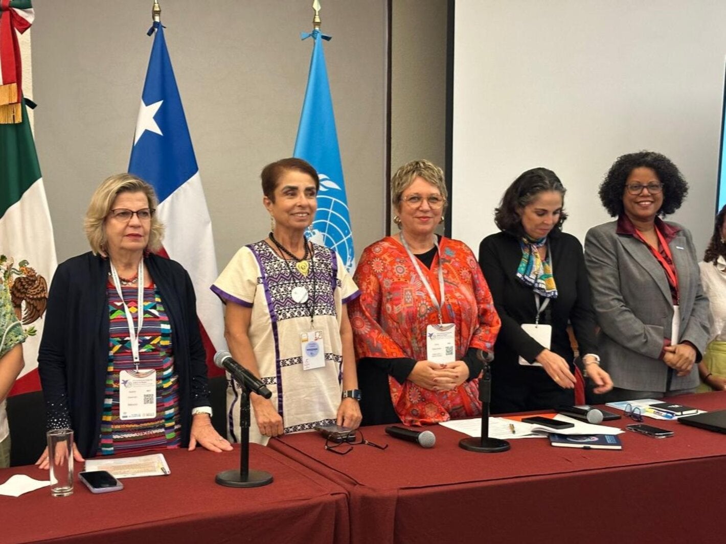 Mujeres participantes del panel sobre mujeres en el sector salud