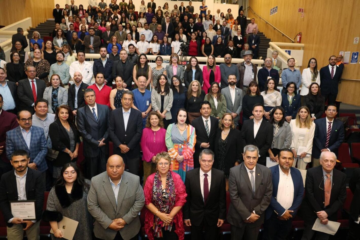 Foto grupal de todas las personas participantes de manera presencial de la reunión titulada “Avances y prospectiva en el control del tabaco y nicotina: México como un referente Internacional”