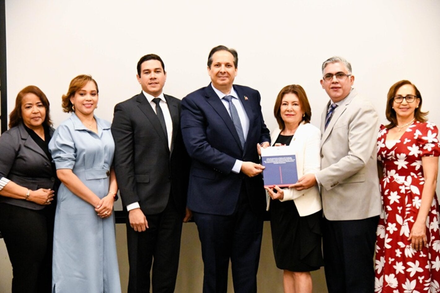 Ministerio de Salud fortalece prevención del cáncer de cuello uterino con nuevas guías clínicas, con apoyo de OPS