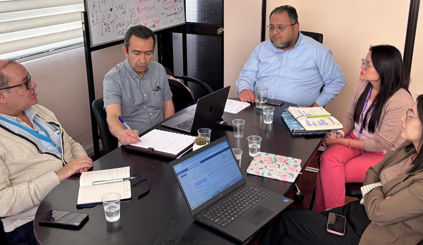 Equipos Técnicos OPS/OMS e INDOT durante proceso de evaluación 