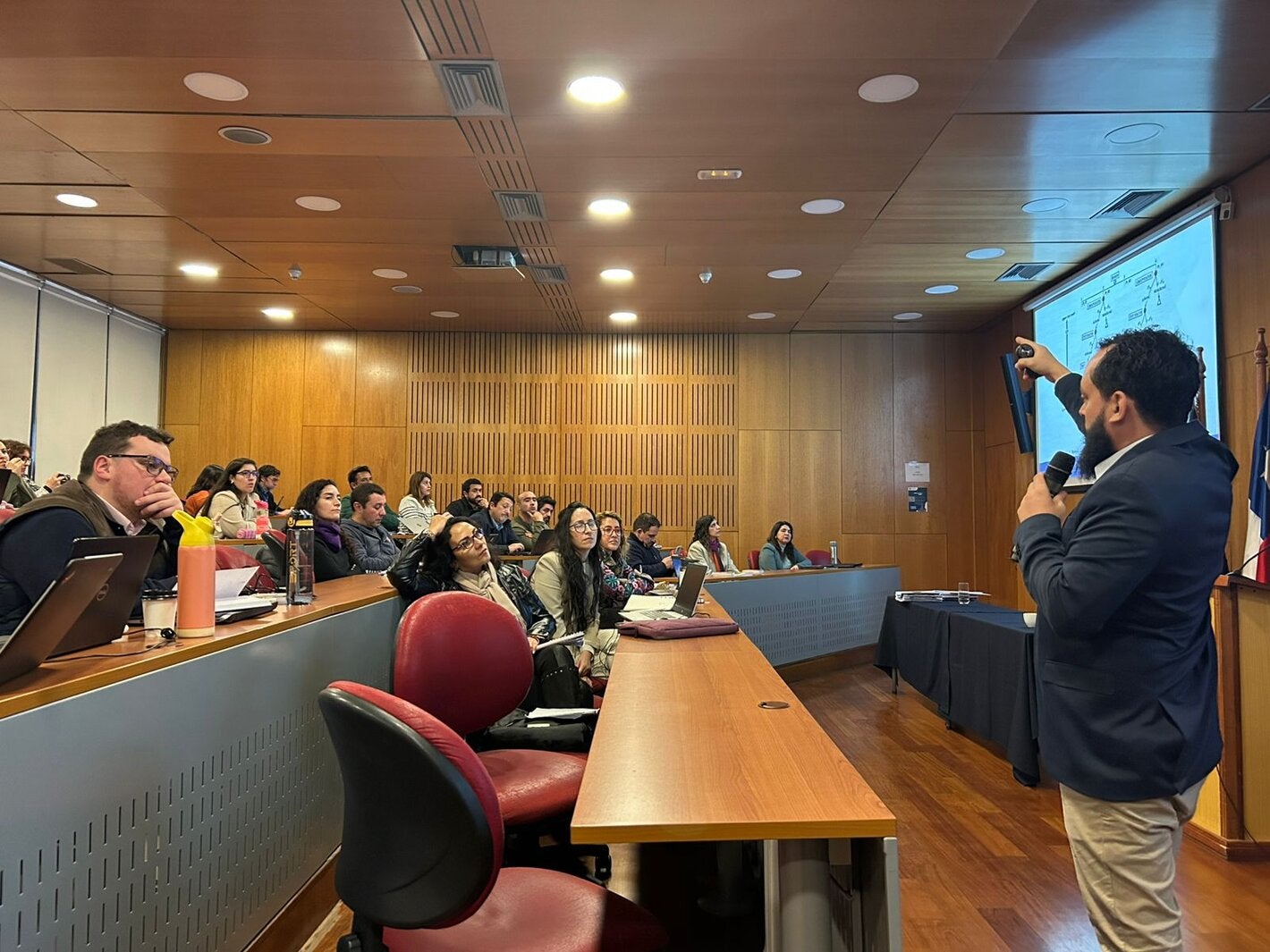 técnico de PANAFTOSA impartiendo curso para veterinarios de campo de SAG Chile