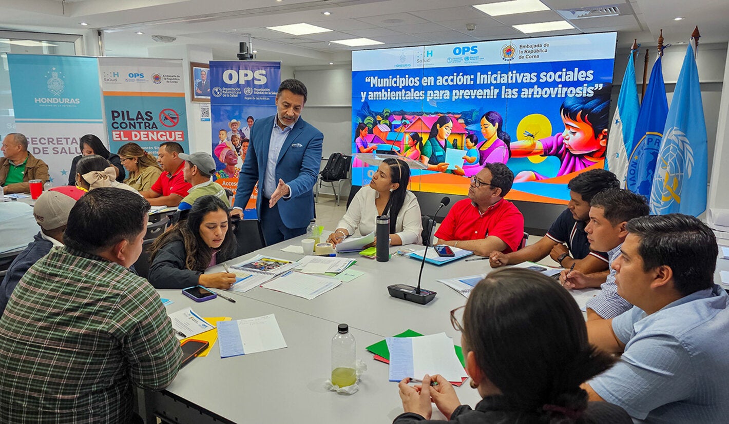 Alcaldesas, alcaldes y técnicos durante las mesas de trabajo del taller de validación de la guía.