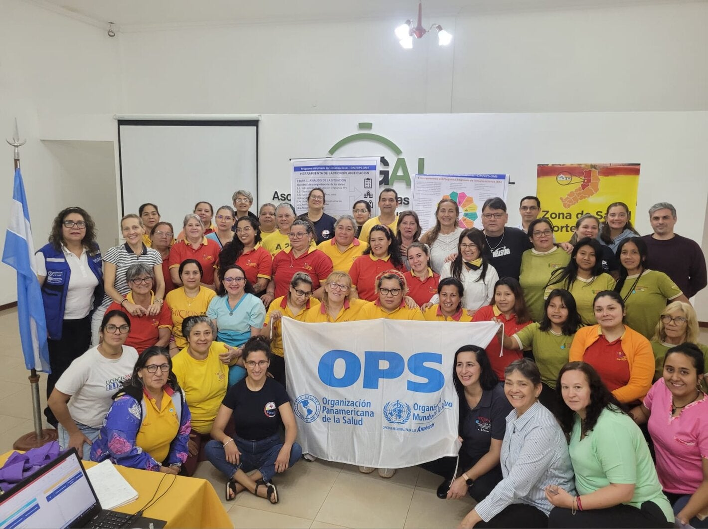 Foto grupal de participantes