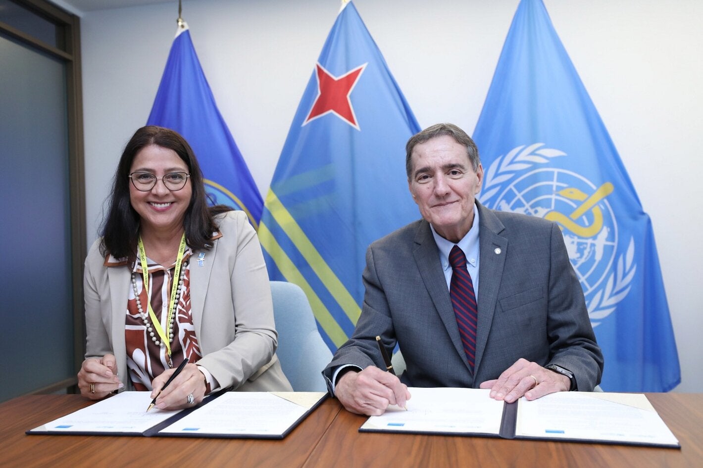 (L-R) Drs. Mervin Wyatt-Ras, Minister of Public Health, Social Affairs, Elderly Care and Addiction Care, Aruba and Dr. Jarbas Barbosa, Director of the Pan American Health Organization (PAHO) 
