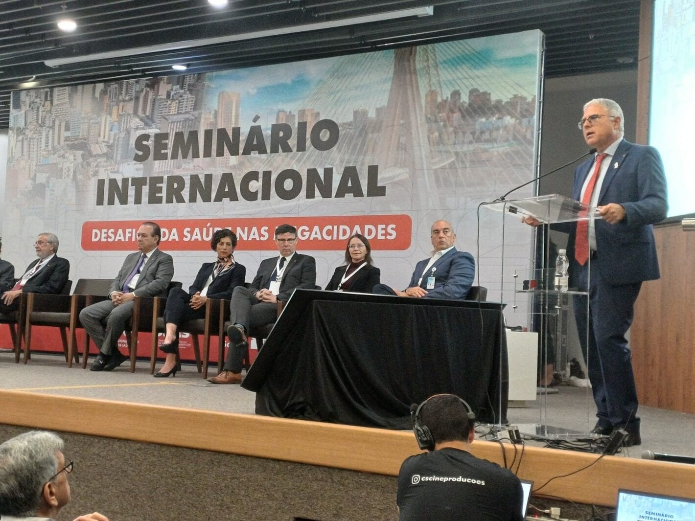 Representante da OPAS e da OMS no Brasil, Cristian Morales, fala durante o Seminário Internacional Desafios da Saúde nas Megacidades 