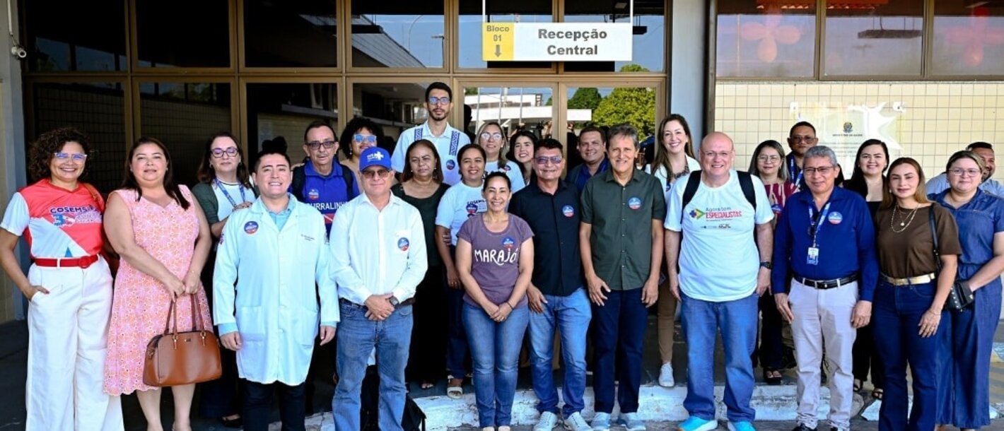Representante da OPAS/OMS e autoridades nacionais e subnacionais do Brasil em frente a estabelecimento de saúde