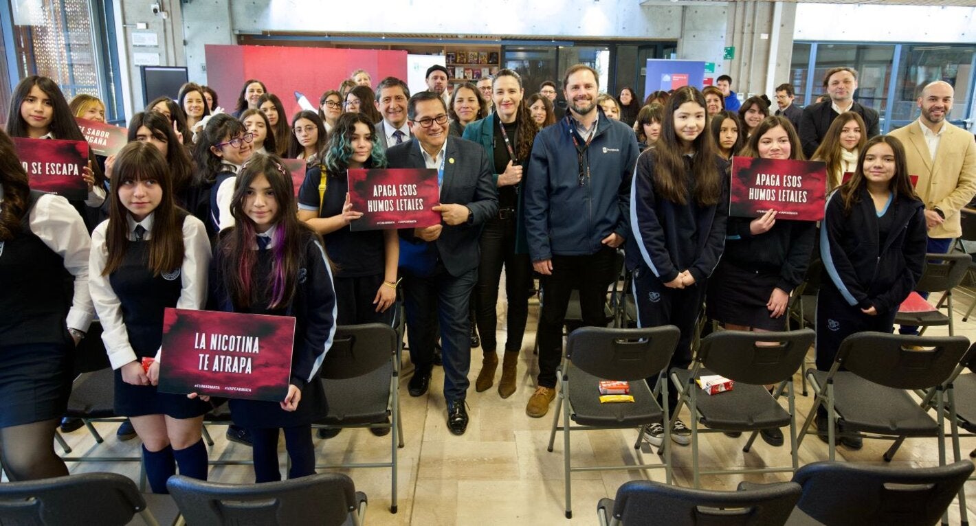En el Café Literario del Parque Bustamante, el Ministerio de Salud de Chile presentó, junto a estudiantes del Liceo Carmela Carvajal de Providencia, la tercera versión de la campaña Humos Letales.