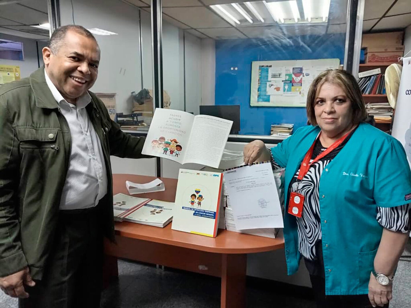 Álvaro Castro, asesor del programa nacional de oncología del MPPS, junto a Gisela Vargas, directora de dicho programa