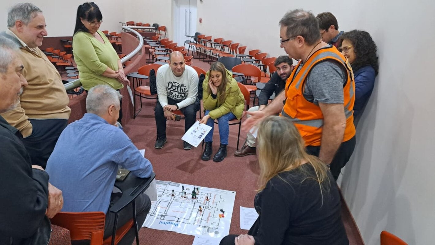 Foto de participantes trabajando en un simulacro