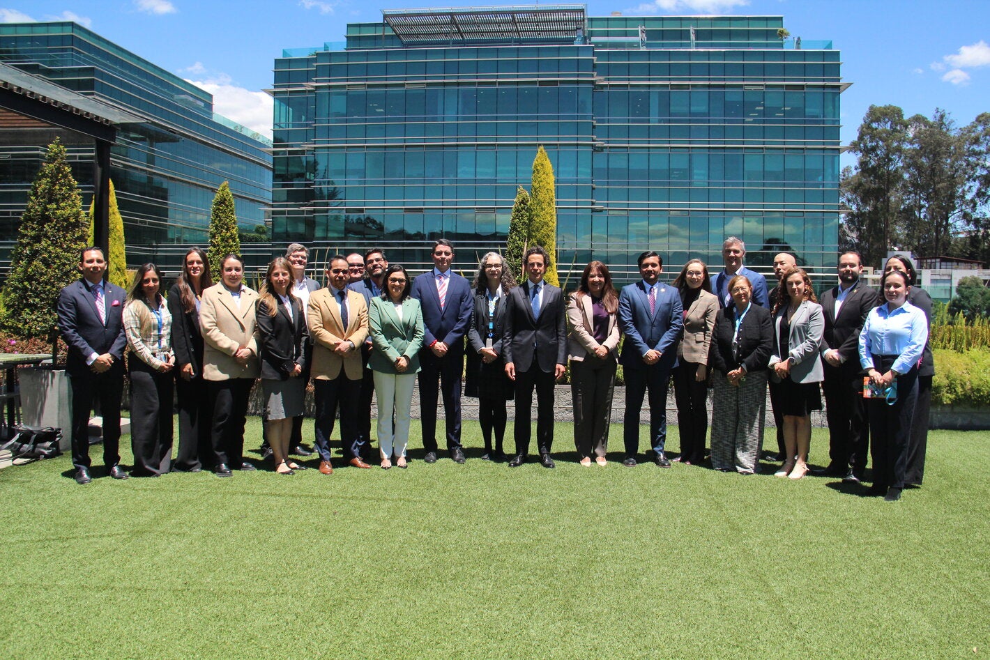 Integrantes de la Mesa de Cooperantes Internacionales en Salud (MCIS) junto al ministro de Salud Pública, Jimmy Martin; y la representante de OPS/OMS en Ecuador, Sonia Quezada. 