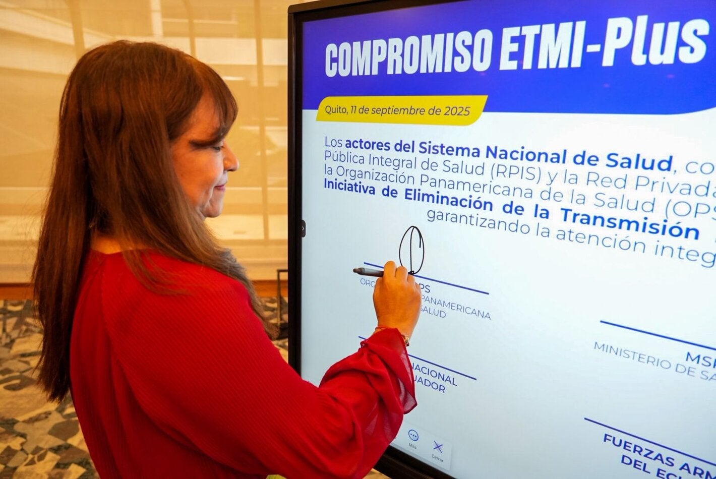 Sonia Quezada, representante de OPS/OMS en Ecuador firma compromiso para eliminar la transmisión materno - infantil del Vih sífilis