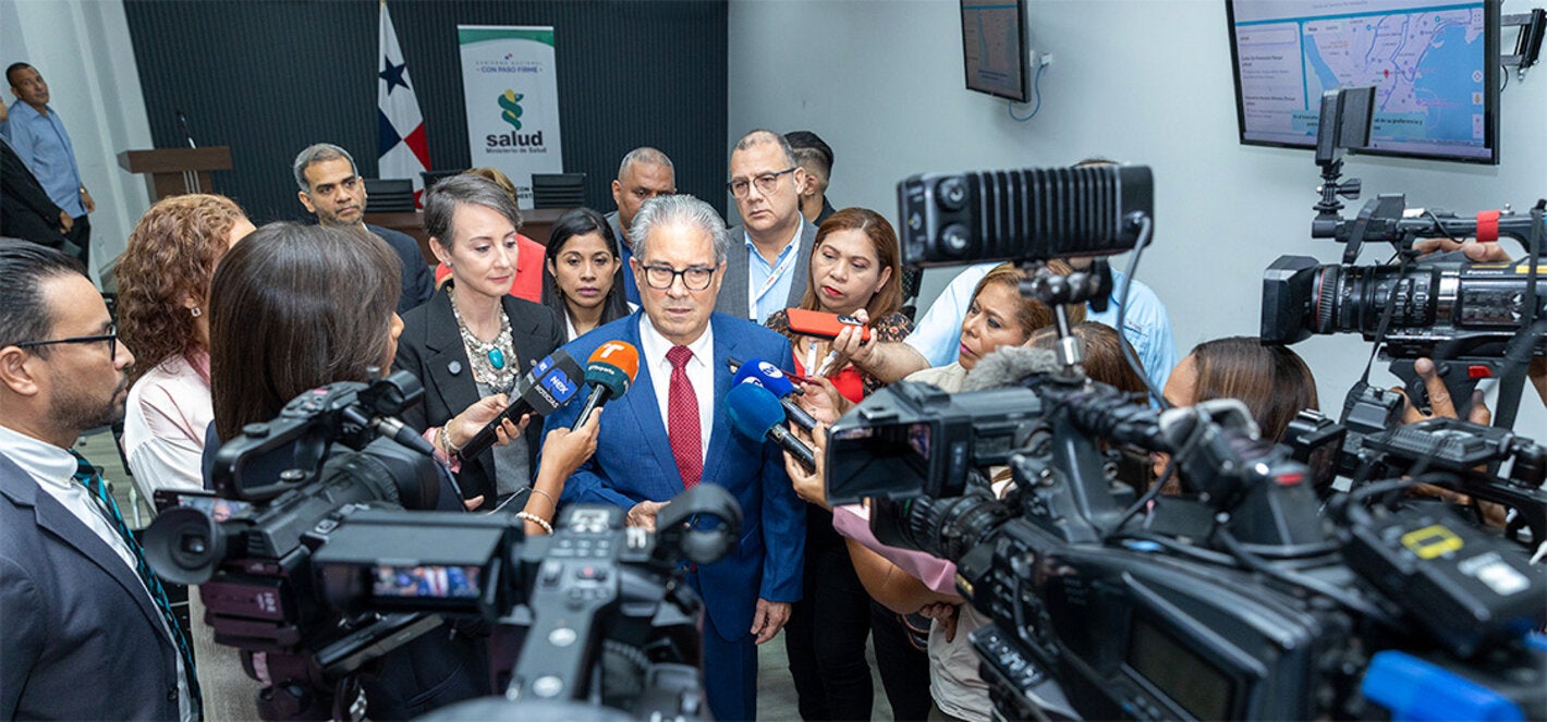 Fotografía de autoridades panemeñas junto a la representante de la OPS/OMS en Panamá, brindando declaraciones sobre el convenio de la OPS y Panamá