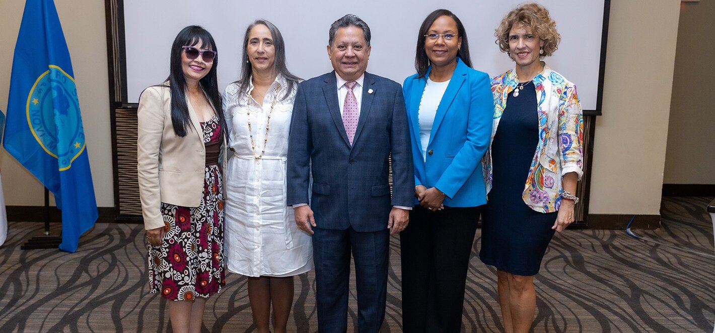 Autoridades nacionales y asesores de la OPS en el taller de Cuentas Nacionales de Salud (CNS).