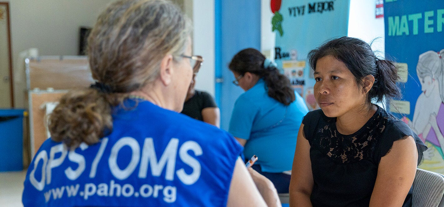 Fotografía de equipo de la OPS realizando aplicación de la HPPCS