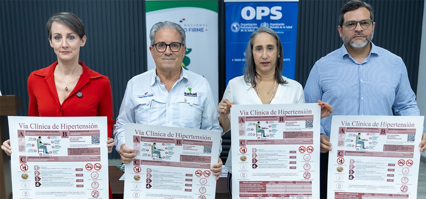 Fotografía grupal de autoridades presentando la Vía Clínica de Hipertensión Arterial durante su lanzamiento.