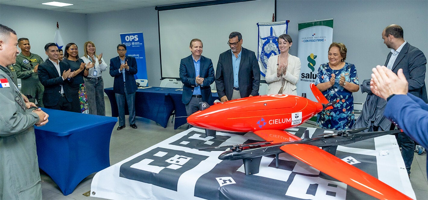 Fotografía del momento de la develación del dron