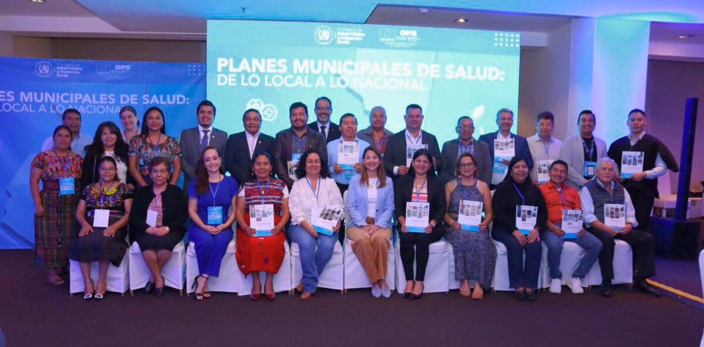 Autoridades del Ministerio de Salud, gobernadores, alcaldes, concejales y personal de salud participaron en la presentación oficial de los Planes Municipales de Salud.