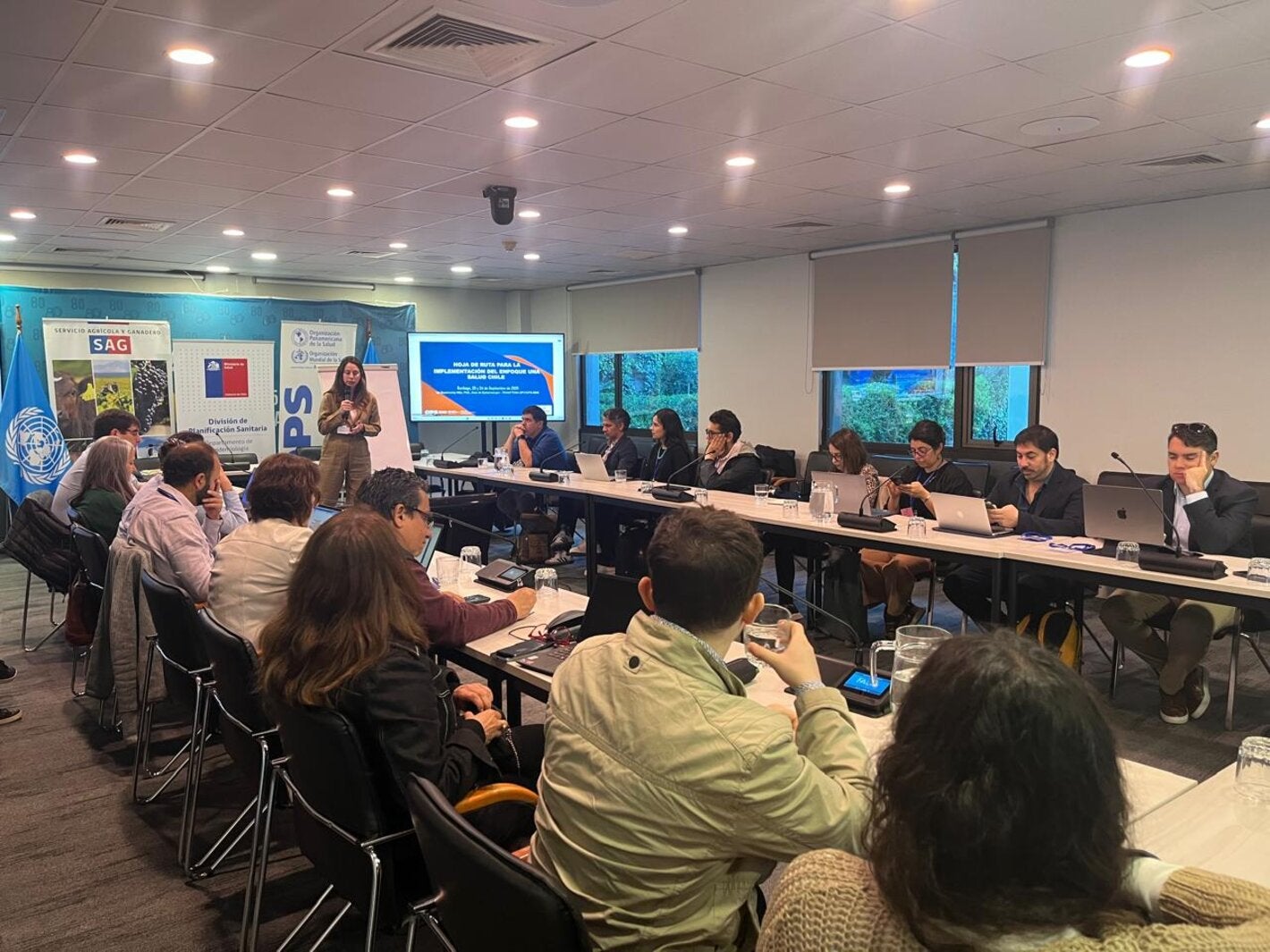 Autoridades de Chile y técnicos de PANAFTOSA-OPS discutiendo la hoja de ruta para la implementación de Una Sola Salud