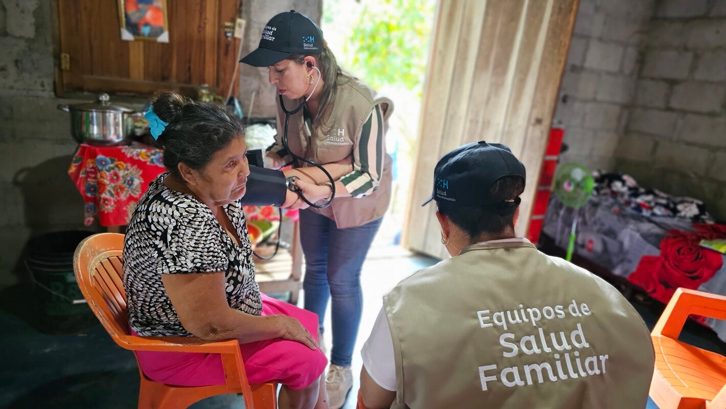 Equipo ESFAM atiende a paciente en la comunidad
