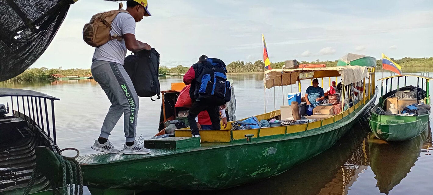 Trabajadores sanitarios abordan la embarción en Puerto Samariapo rumbo al municipio Alto Orinoco para atender a comunidades yanomami