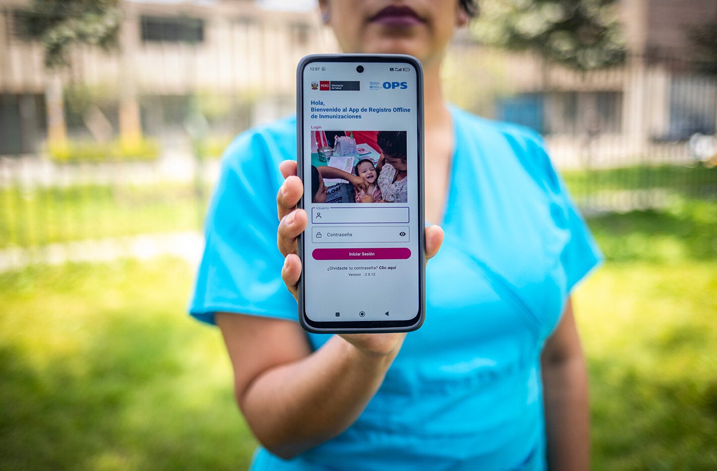 Enfermera muestra la pantalla de inicio del aplicativo de registro offline de vacunas