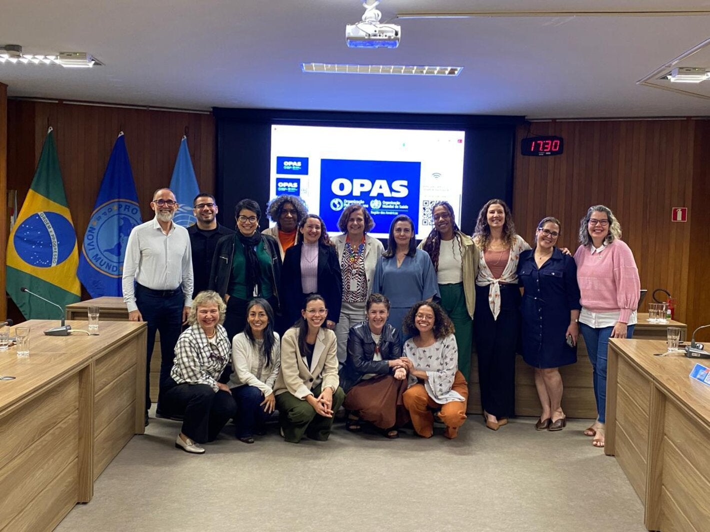 Registro fotográfico dos participantes da Oficina realizada pela BIREME na OPAS Brasil, no dia  23 de julho de 2025, para validação de resultados parciais do projeto Ajudas Decisionais.