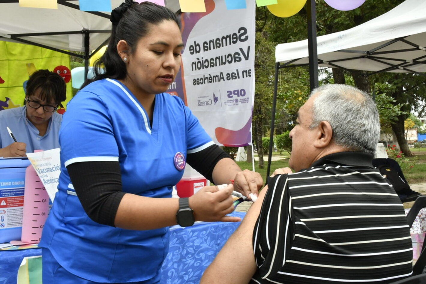 Foto de un momento de aplicación de una vacuna