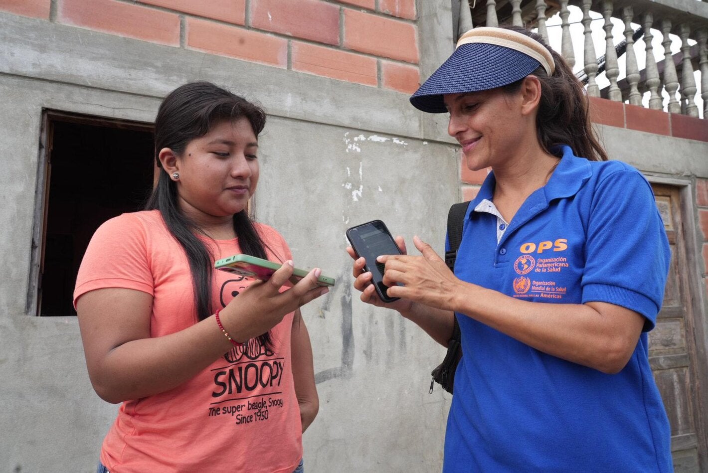 Miembros de la parroquia José Luis Tamayo comparten mensajes sobre salud y la prevención de la DCI usando una llamada de celular para que sea transmitido por los parlantes de la comunidad.