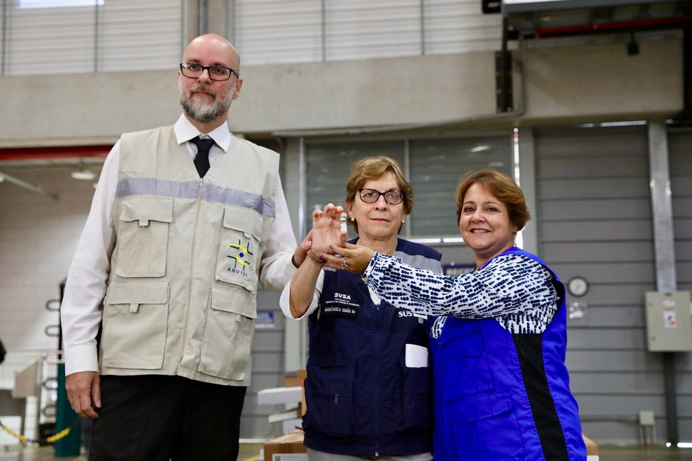 Membros da Anvisa, Ministério da Saúde e OPAS seguram frasco do fomepizol