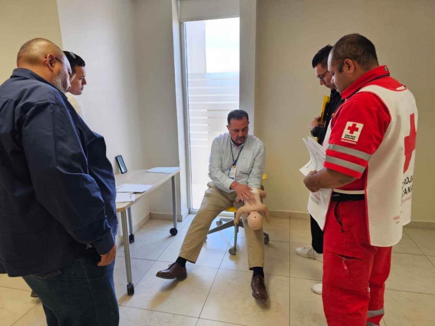 Persona realiza primeros auxilios a un maniquí bebé