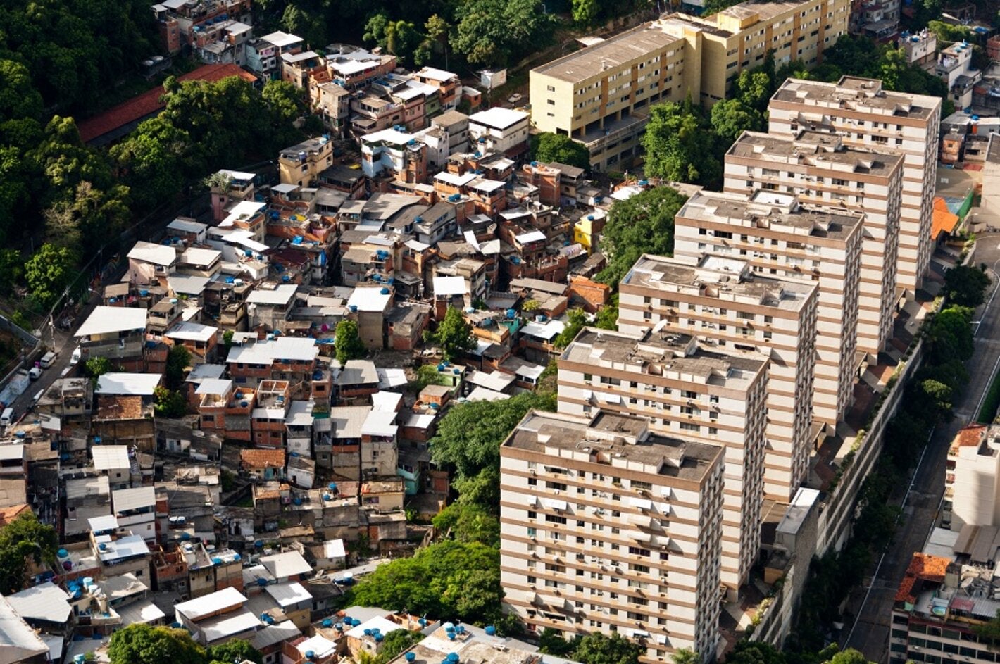 Bloques de viviendas junto a favelas