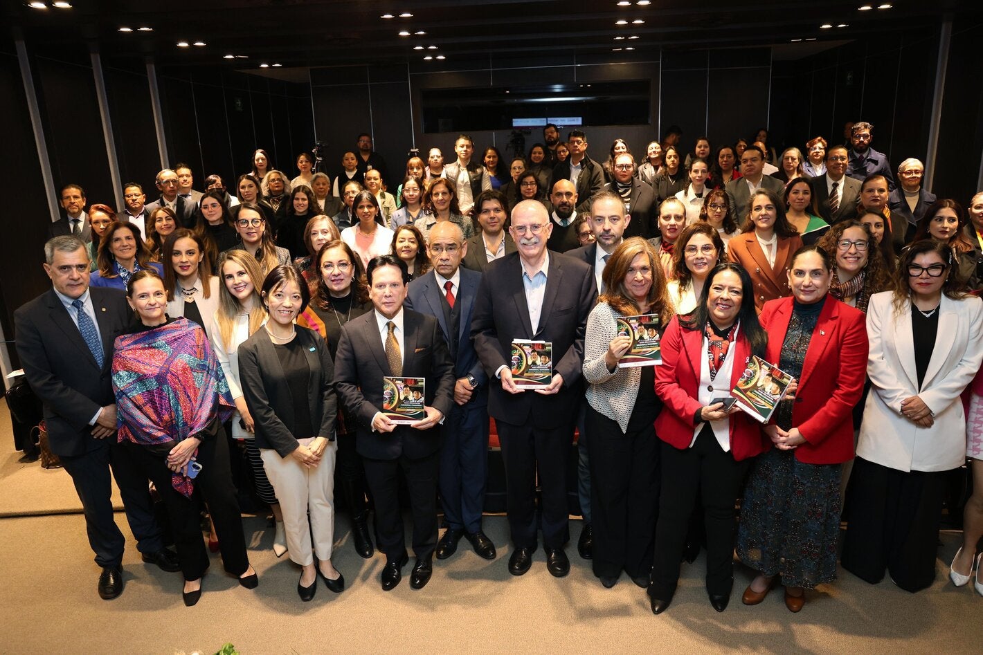 Participantes de la presentación de las Guías Alimentarias Saludables y Sostenibles para la Población Mexicana 2025-2030 