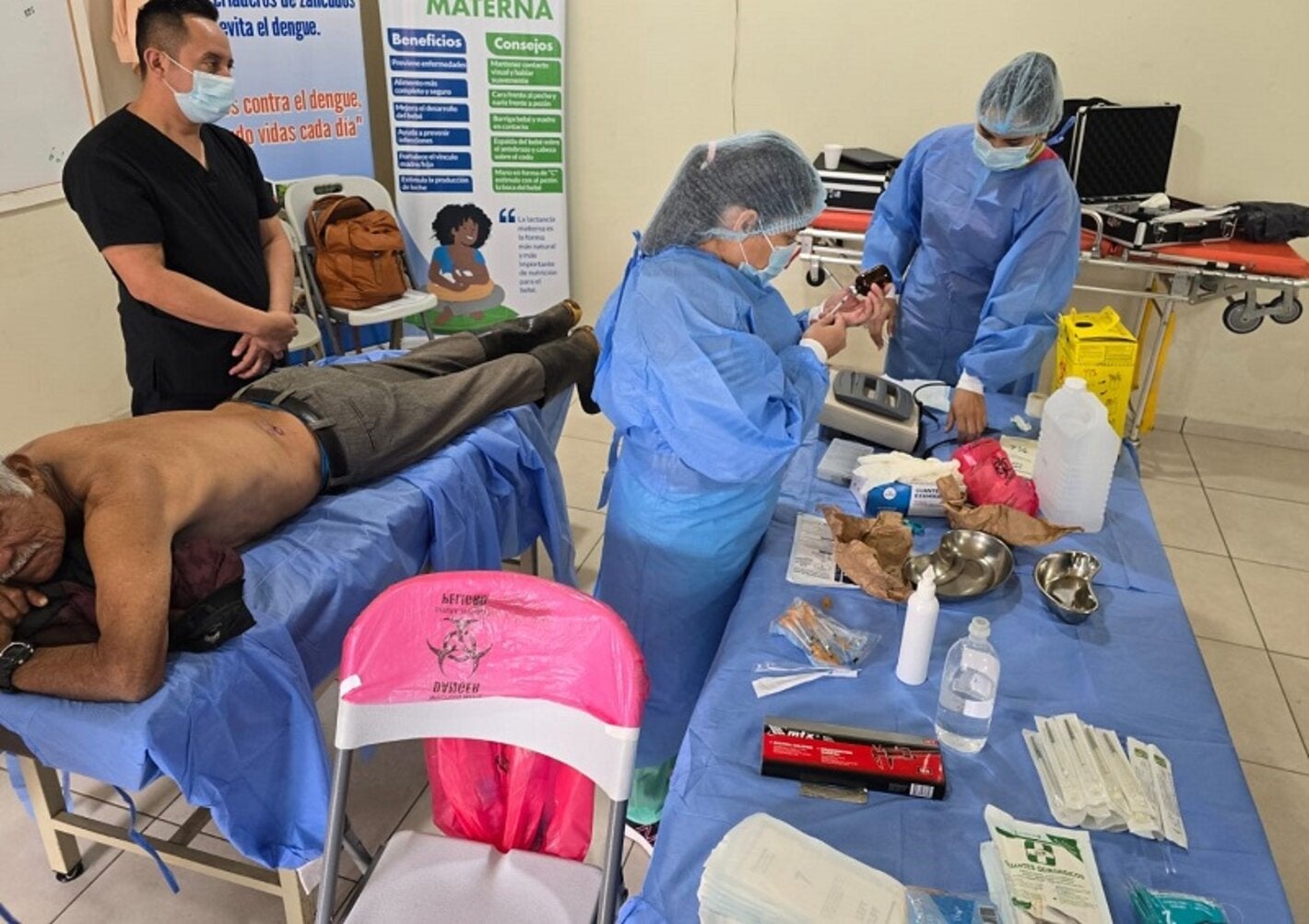 personal entrenado realiza crioterapia en pacientes