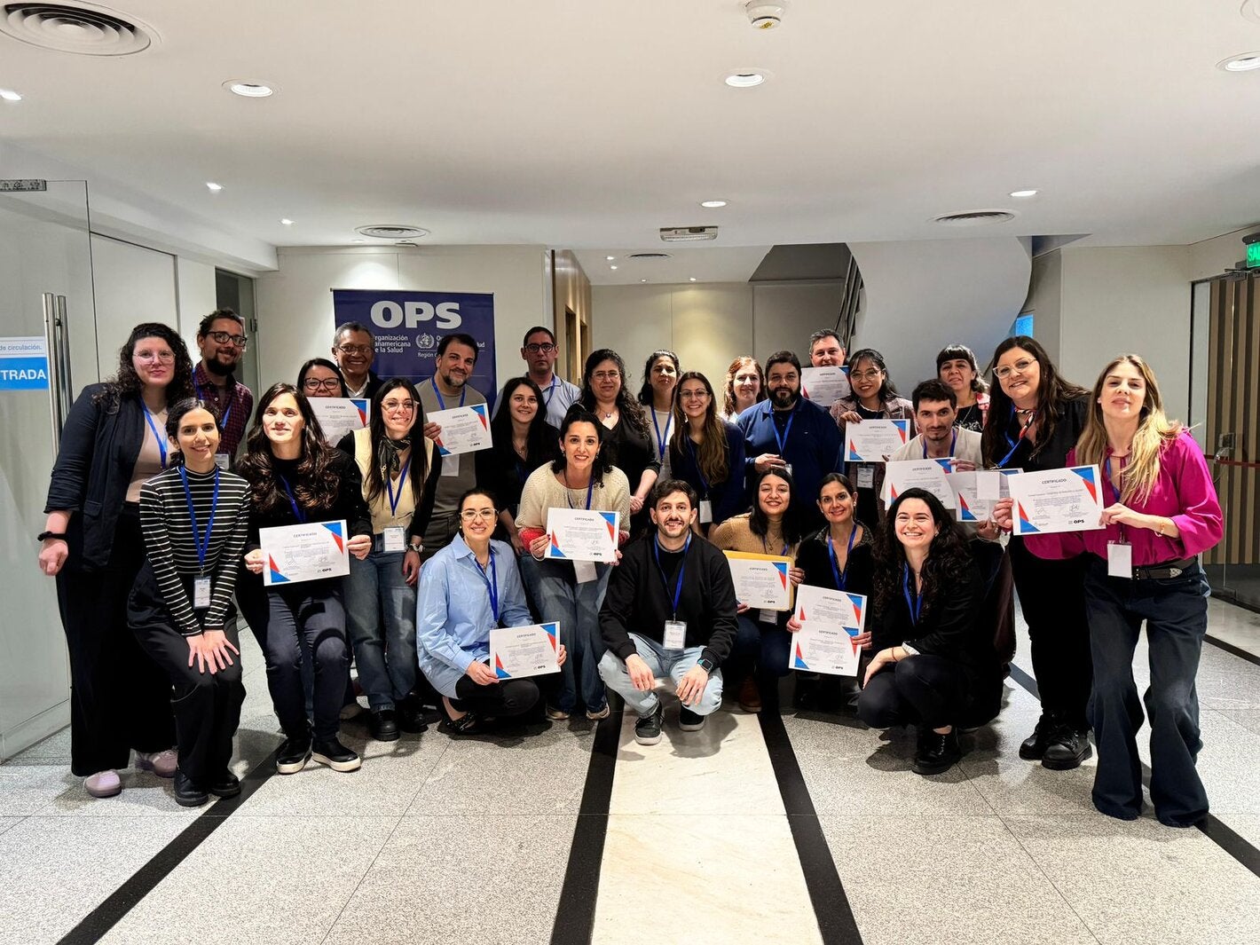 Foto de los participantes con los certificados