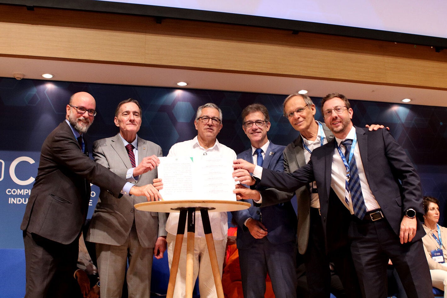 Autoridades seguram documento assinado