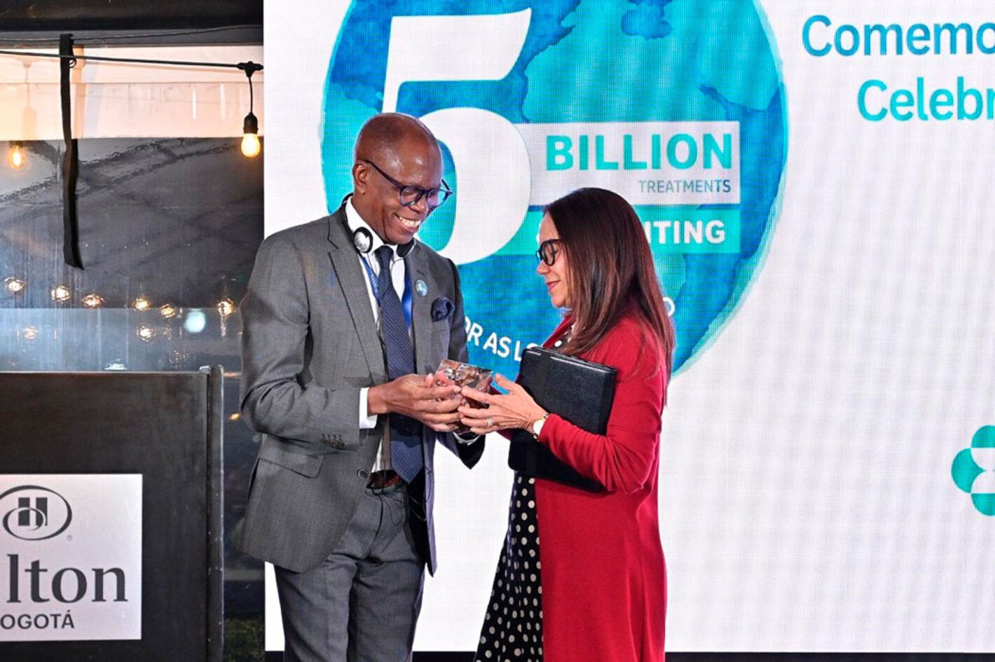 Dra. Aida Recibiendo reconocimiento eliminacion de la oncocercosis