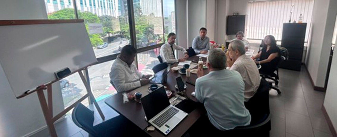 Grupo en reunion de Transformacion de redes publicas