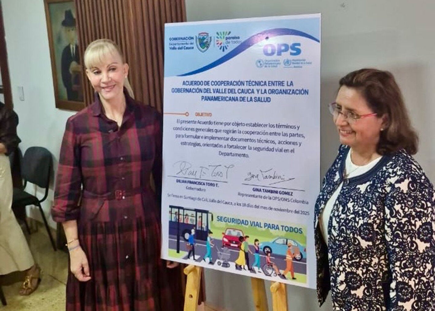 Dr. Gina Tambini con la firma de acuerdo de seguridad vial acompañada de la Gobernadora del Valle