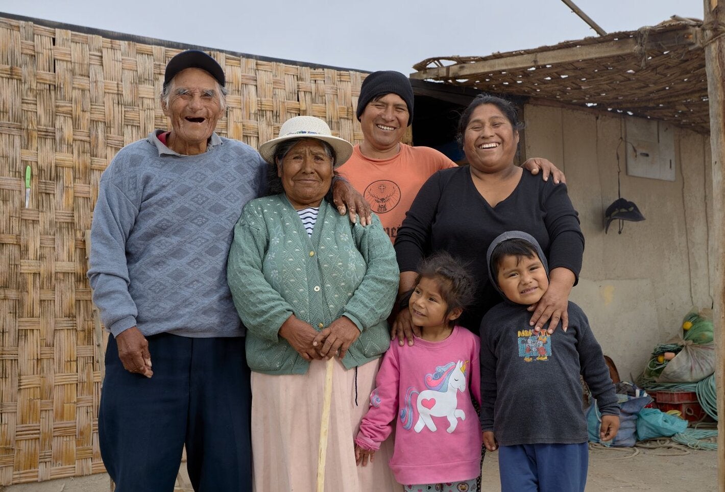 familia conformada por personas en diferentes etapas de la vida