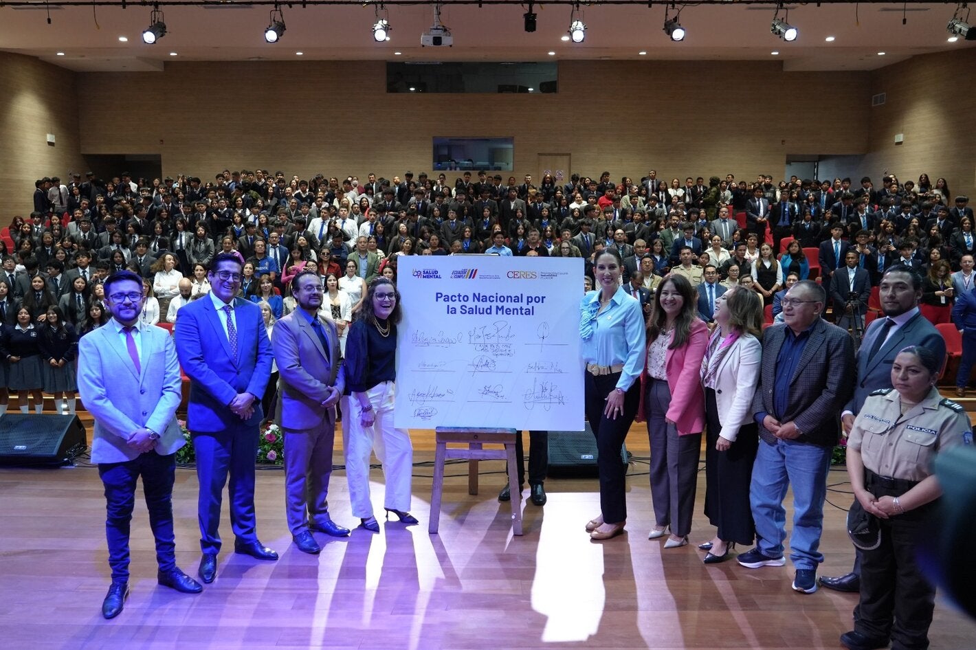 Autoridades junto a la firma simbólica del Pacto Nacional para la Salud Mental en Ecuador
