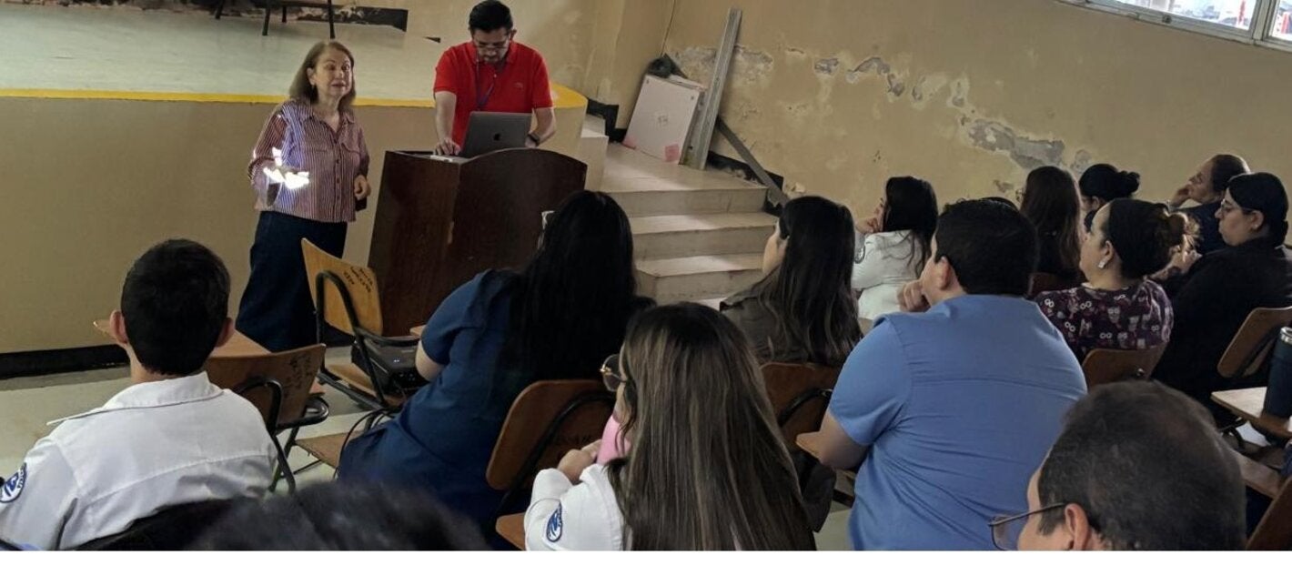 capacitación sobre dengue en UCI