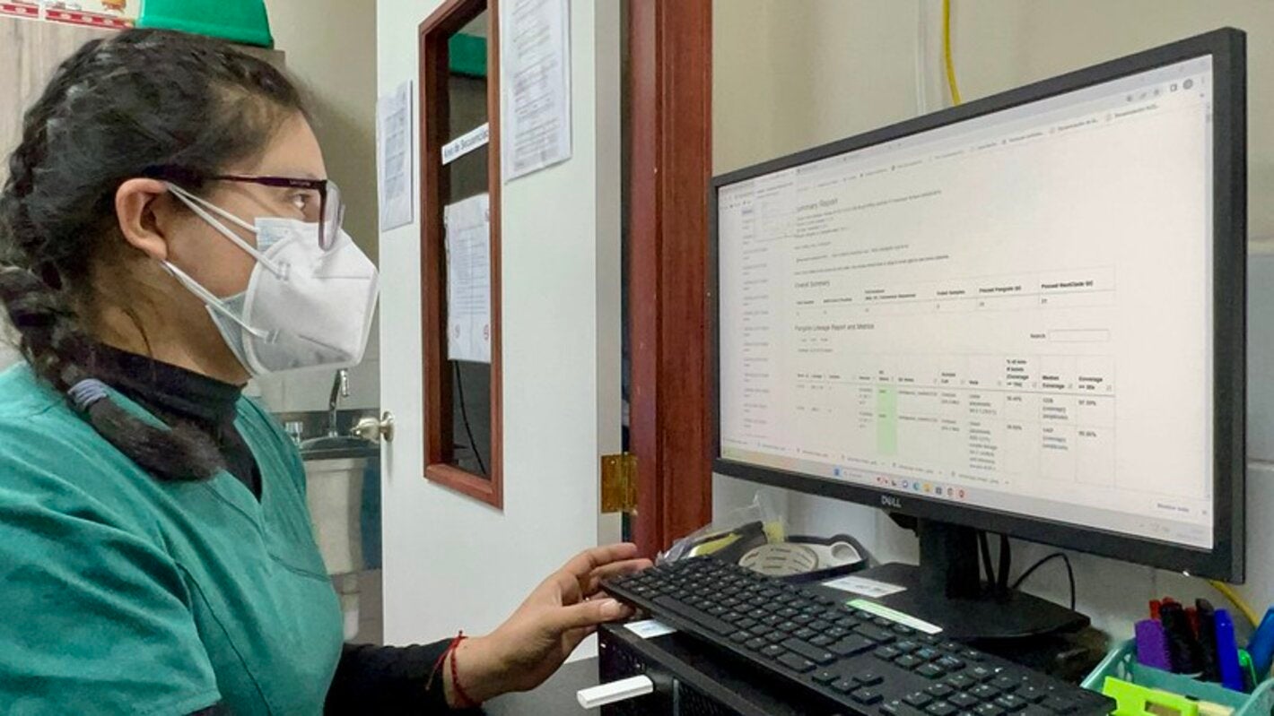 Mujer mirando información en computadora