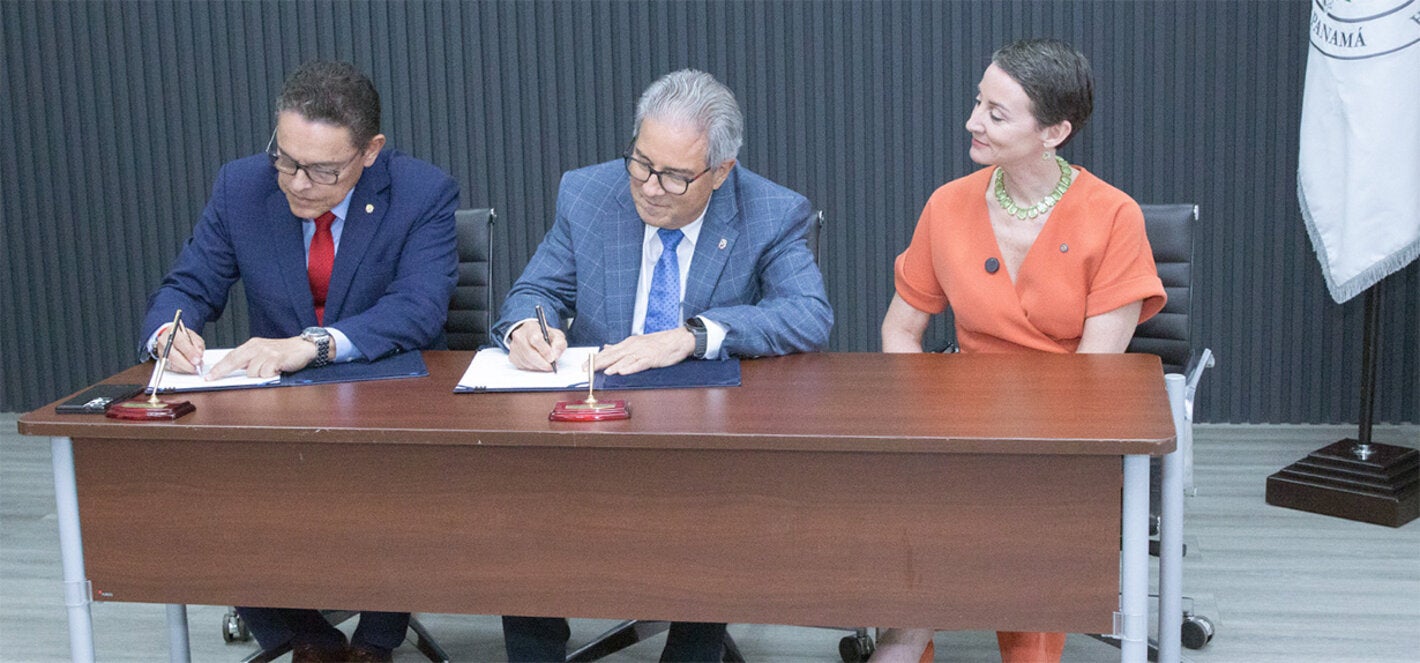 Photograph of the signing ceremony, held in the Lobby Auditorium of the Ministry of Health, capture this intersectoral effort. Dr. Fernando Boyd-Galindo, Minister of Health, and Mr. Frank Ábrego, Minister of Security, sealed the alliance in a simple yet symbolic ceremony, in the presence of Dr. Ana Rivière Cinnamond, representative of the PAHO/WHO in Panama.