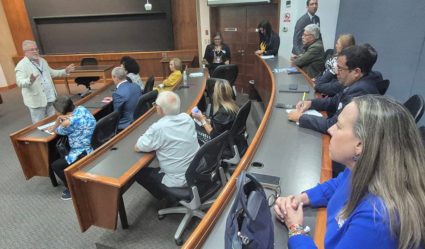 Armando De Negri Filho, representante de la OPS en Venezuela, en el panel "Alianzas en Salud", en el VI Foro de Sostenibilidad