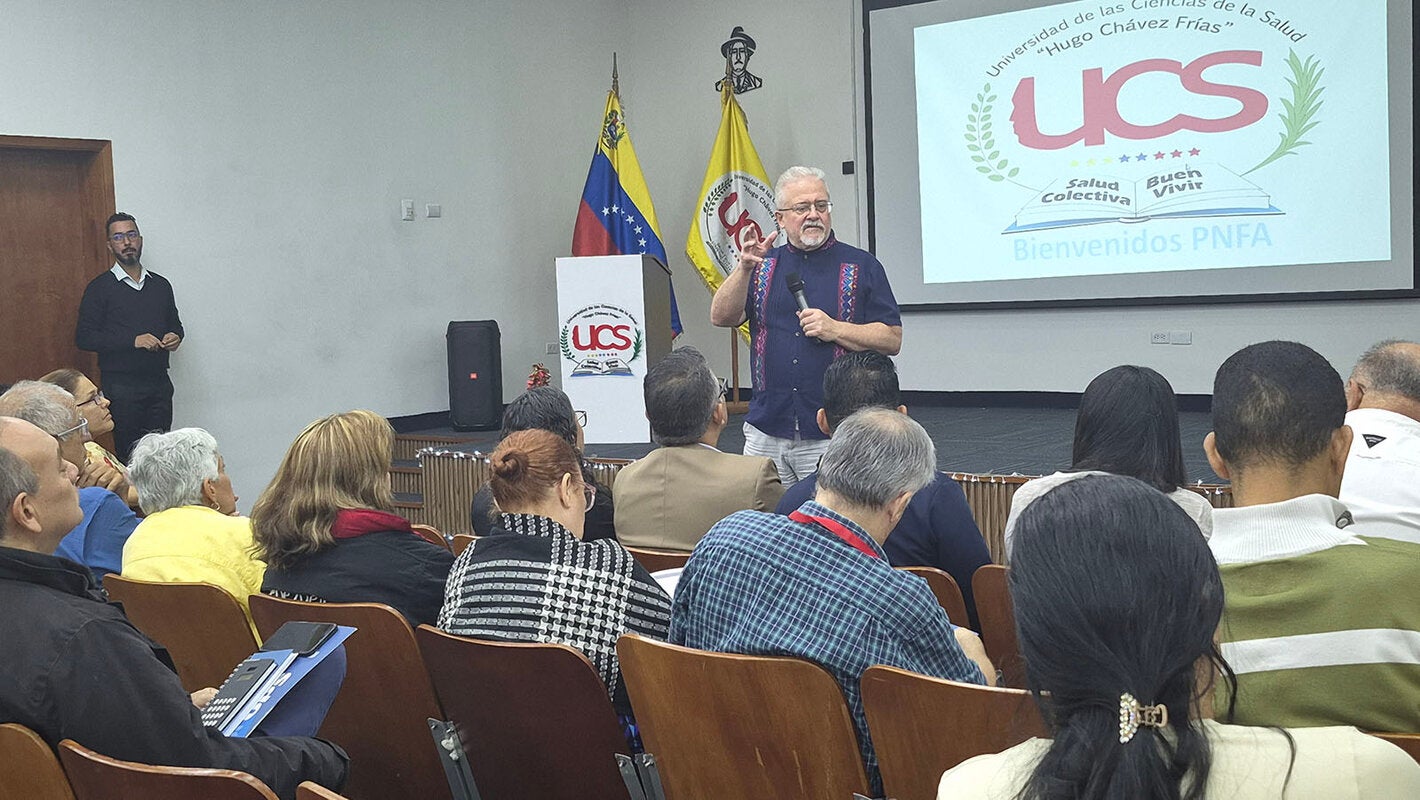Armando De Negri, representante de la OPS en Venezuela, durante una intervención en la Universidad de Ciencias de la Salud