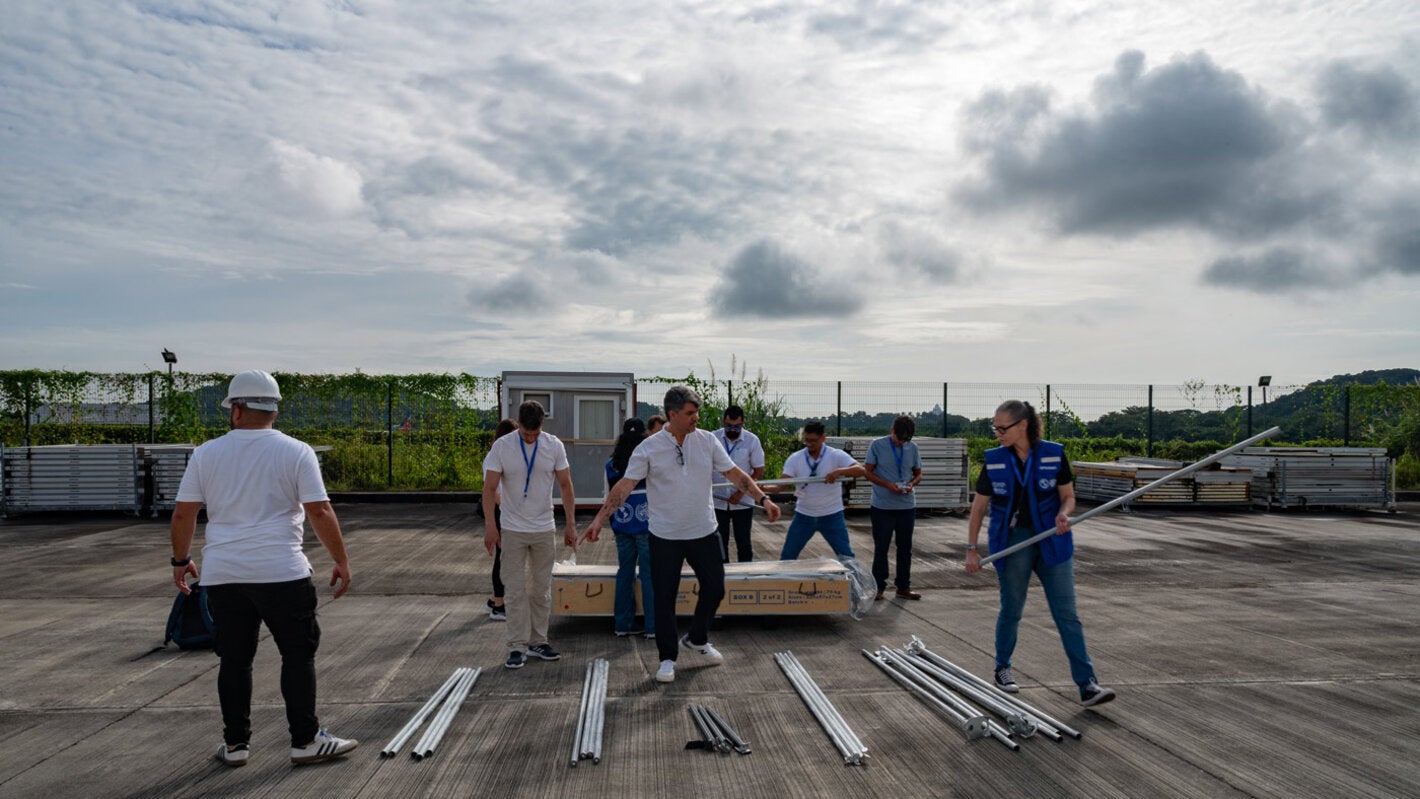Armado de carpas durante el taller regional de respuesta ante emergencias 